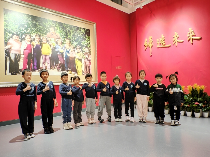 中一中二大一班参观“缔造未来”展 1
